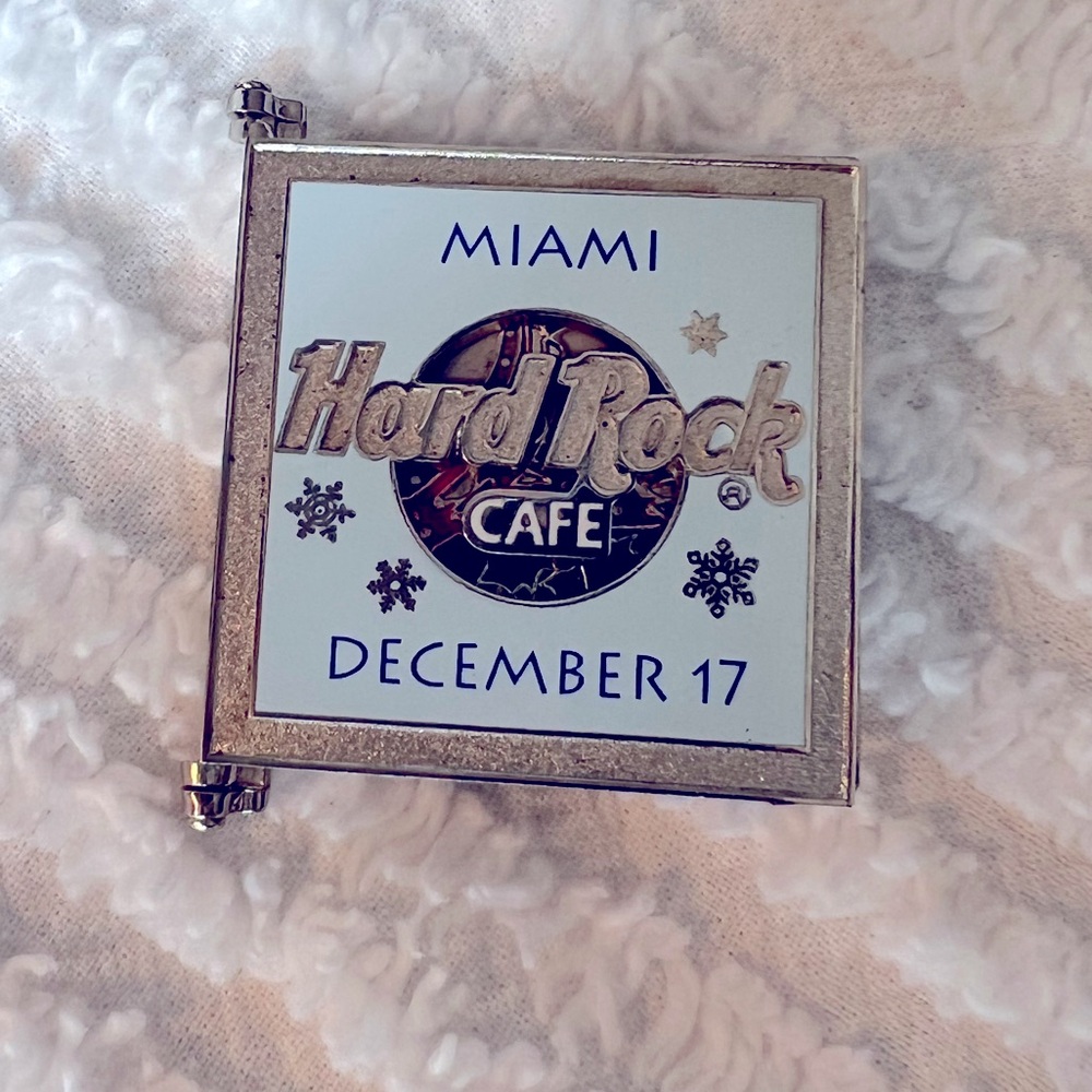 Hard Rock Cafe Miami Christmas pin mint condition